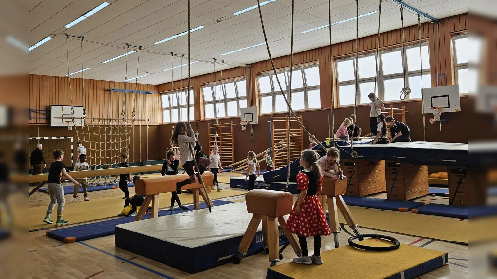 Der Indoorspielplatz bot reichlich Gelegenheit zum Hüpfen, Laufen, Klettern, Balancieren und Schwingen. (Bild: Karl Ziegler)