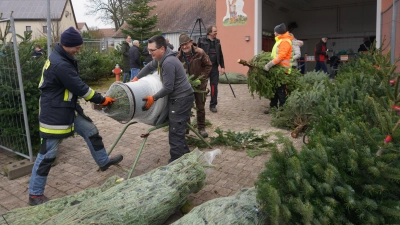 Mächtig ins Zeug legen sich die Lennesriether Feuerwehrleute beim Christbaumverkauf in Albersrieth (Bild: Franz Völkl)