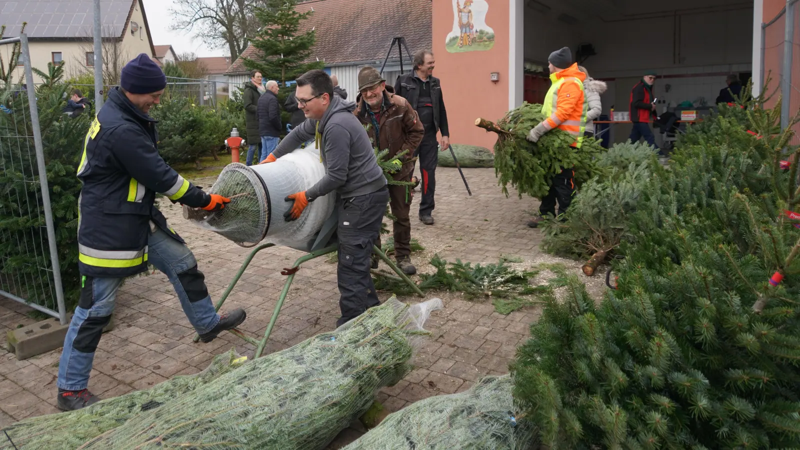 Mächtig ins Zeug legen sich die Lennesriether Feuerwehrleute beim Christbaumverkauf in Albersrieth (Bild: Franz Völkl)