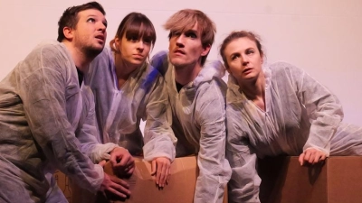 Zu sehen jeweils die vier Schauspieler Anna Maria Sturm, Florian Wein, Lisamarie Berger, Daniel Adler.  (Bild: Daniela Stanilewicz/OVIGO Theater )