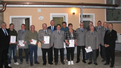 Ehrenkreisvorsitzender Alfons Betzl (links) Kreisvorsitzender Manfred Zettl (rechts.) und Vorsitzender Erhard Neubauer (2. v. r.), gratulierten den Geehrten zu ihren Ehrennadeln und Urkunden. (Bild: Johann Kneißl )