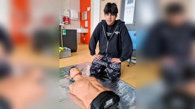 Der 14jährige Jwan bei seiner Ausbildung zum Schulsanitäter. (Bild: Myriam Klatt)