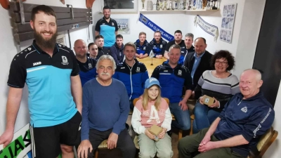 Der wiedergewählte Löwenvorsitzende Fabian Brenner (Bildmitte) gratuliert im Beisein der Vorstandschaft für zehn Jahre Mitgliedschaft der zehnjährigen Anna Frank sowie Alexandra Hanauer (Zweite von rechts) für die Treue. (Bild: gz)