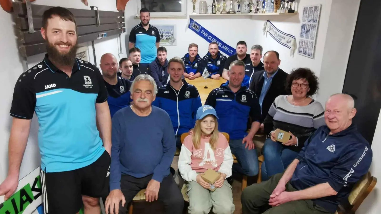 Der wiedergewählte Löwenvorsitzende Fabian Brenner (Bildmitte) gratuliert im Beisein der Vorstandschaft für zehn Jahre Mitgliedschaft der zehnjährigen Anna Frank sowie Alexandra Hanauer (Zweite von rechts) für die Treue. (Bild: gz)