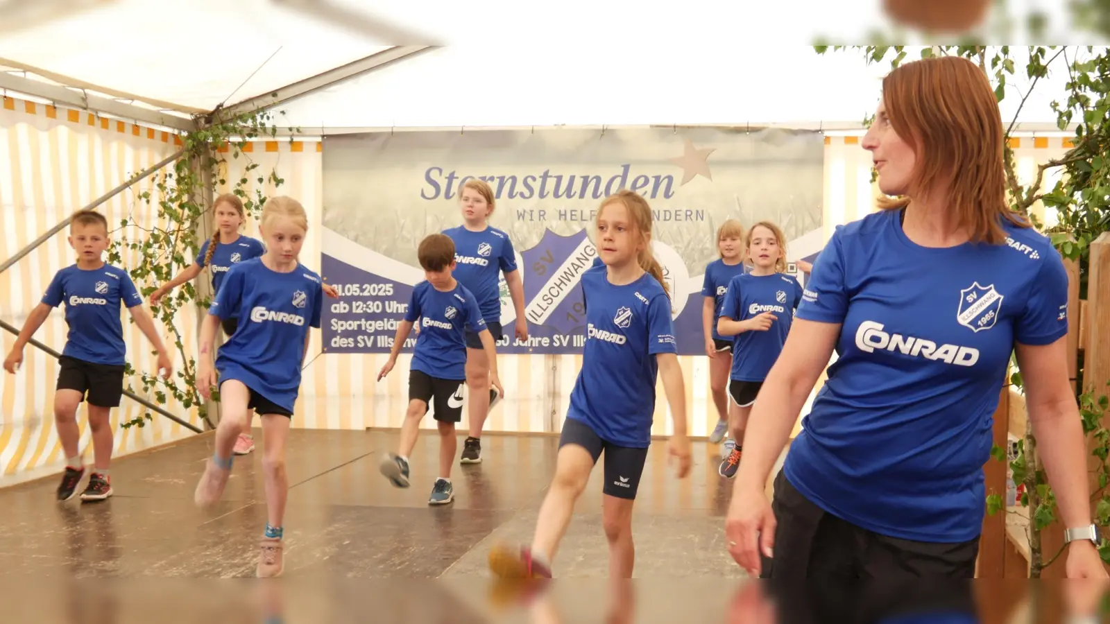 Verschiedene Nachwuchsgruppen des SVI präsentierten beim Festnachmittag, aus Anlass des 60-jährigen Bestehens des SVI. ihr sportliches Talent, hier der Kinderlauftreff. (Bild: Norbert Weis)