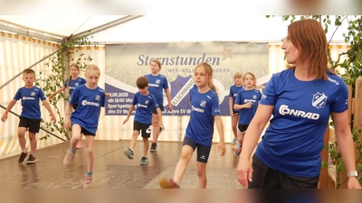 Verschiedene Nachwuchsgruppen des SVI präsentierten beim Festnachmittag, aus Anlass des 60-jährigen Bestehens des SVI. ihr sportliches Talent, hier der Kinderlauftreff. (Bild: Norbert Weis)