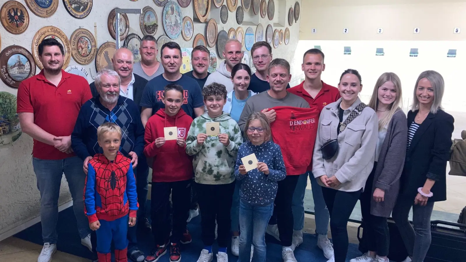 Die Kgl. priv. Feuerschützengesellschaft und die Kirwafreunde des SV Diendorf (Bild: Robert Eger)