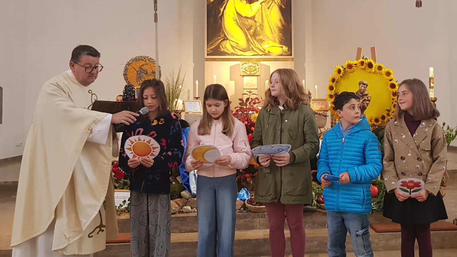Beim Familiengottesdienst zum Erntedank brachten sich die Kinder mit ein. Sie berichteten vom Sonnengesang des Hl. Franziskus und ihre Bilder wurden auf die Pinwand geheftet. (Bild: Peter Garreiss)