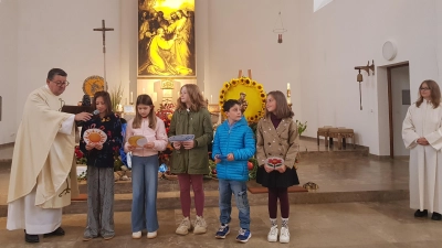 Beim Familiengottesdienst zum Erntedank brachten sich die Kinder mit ein. Sie berichteten vom Sonnengesang des Hl. Franziskus und ihre Bilder wurden auf die Pinwand geheftet. (Bild: Peter Garreiss)
