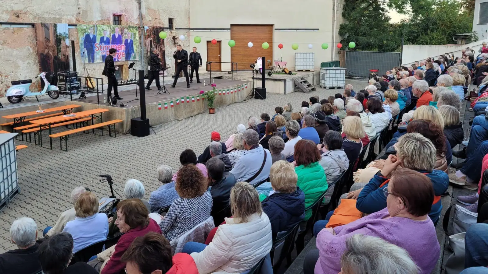 Die Stimmen der Berge freuten sich bei ihrem Openair in Hirschau über eine ausverkaufte Tribüne.  (Bild: Kerstin König)