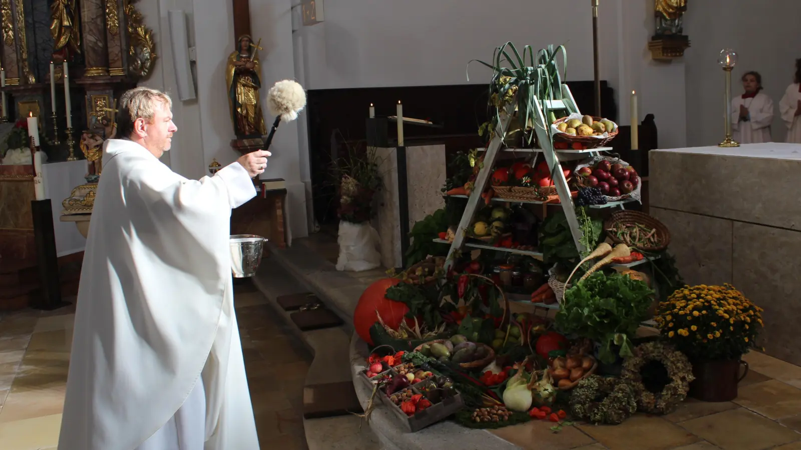 Die Früchte der Erde am reich geschmückten Altar segnete Pfarrer Albert Hölzl beim Erntedankgottesdienst in Tiefenbach.  (Bild: Nikolaus Scherr)