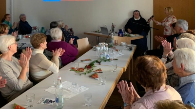 Schwester Teresa und Seniorenbeauftragte Gabriele Beck begrüßen alle über 140 Senioren vom Markt Schwarzenfeld zum Vortrag „Lebe, lache, liebe und sag den Sorgen Gute Nacht” im kath. Pfarrheim.  (Bild: Silvia Beck)