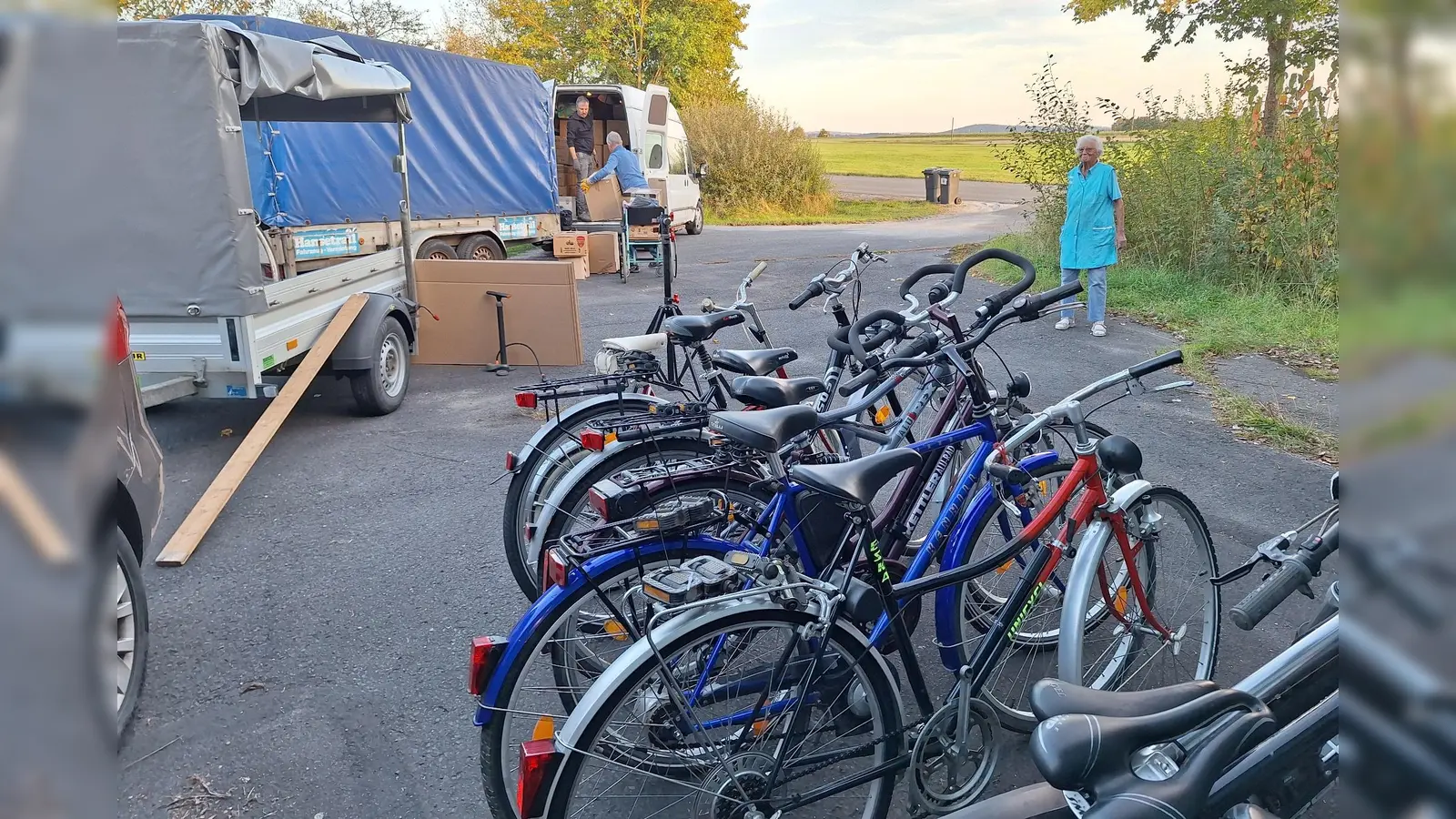 Beim Beladen des Sprinters und Anhängers (Bild: Monika Seidel)