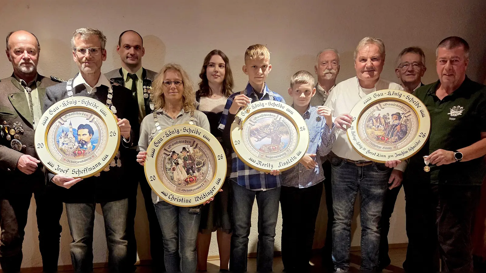 Gau-Würdenträger v.l.n.r.: GSM Werner Wendl, Josef Scheffmann, Tobias Schmidl, Christine Weidinger, Johanna Lindner, Moritz Nisslein, Tim Nisslein, OSB-Präsident Franz Brunner, Hans Götz, Fritz Seegerer, Josef Schmaußer. (Bild: Georg Hausmann)