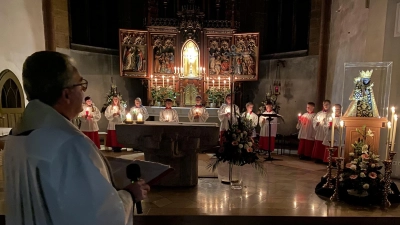 Glanzvoll stand die Madonna im Mittelpunkt des abendlichen Rosenkranzgebetes. (Bild: Raphael Haubelt)