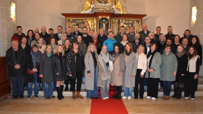 Gemeinsam feierten die ehemaligen Entlassschüler der Mädchenrealschule und der Realschule im Stiftland am Samstag in Mitterteich Wiedersehen. Vor genau dreißig Jahren waren sie aus ihrer Schule entlassen worden. Mit dabei der ehemalige Religionslehrer und Pfarrer Reinhard Forster (erste Reihe links), der den Dankgottesdienst in der Stadtpfarrkirche hielt. (Bild: Josef Rosner)
