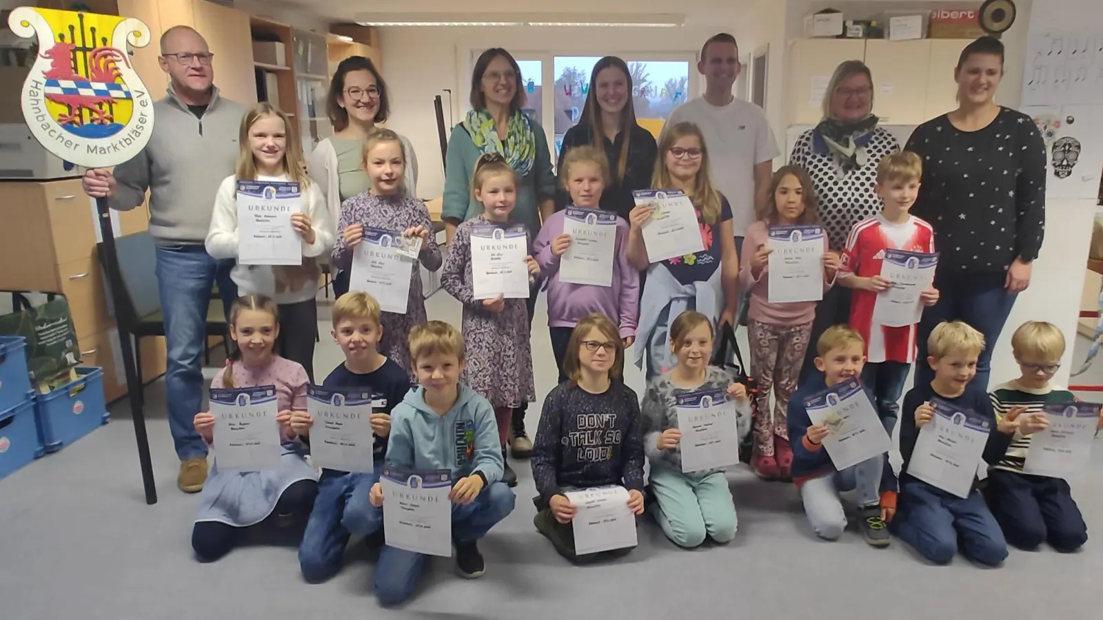 Stolz präsentiert der musikalische Nachwuchs seine Urkunden und Abzeichen.  (Bild: Julia Deggeller)