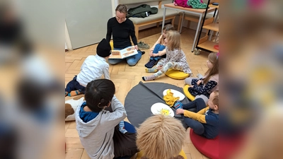 Aufmerksame ZuhörerInnen bei der Geschichte „Herr Hase und der ungebetene Gast” (Bild: Monika Seidel)