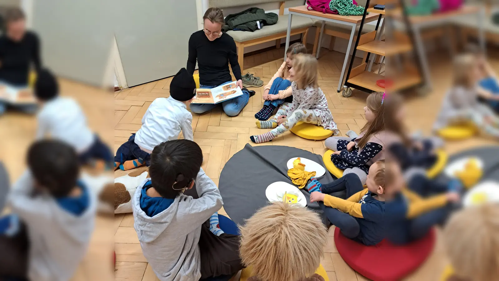 Aufmerksame ZuhörerInnen bei der Geschichte „Herr Hase und der ungebetene Gast” (Bild: Monika Seidel)