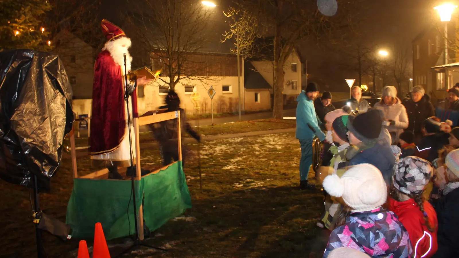 Mit ernsten Worten wandte sich „Sankt Nikolaus” in Preißach an die Besucher des Christbaum- und Glühweinfestes. (Bild: Bernhard Piegsa)