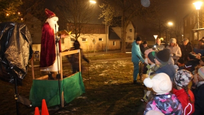 Mit ernsten Worten wandte sich „Sankt Nikolaus” in Preißach an die Besucher des Christbaum- und Glühweinfestes. (Bild: Bernhard Piegsa)