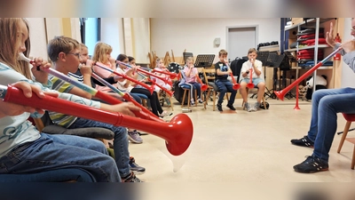 Mit dem pBuzz, einem posaunenähnlichen Instrument, musizierten die Kinder mit großer Begeisterung. (Bild: Jessica Müller)