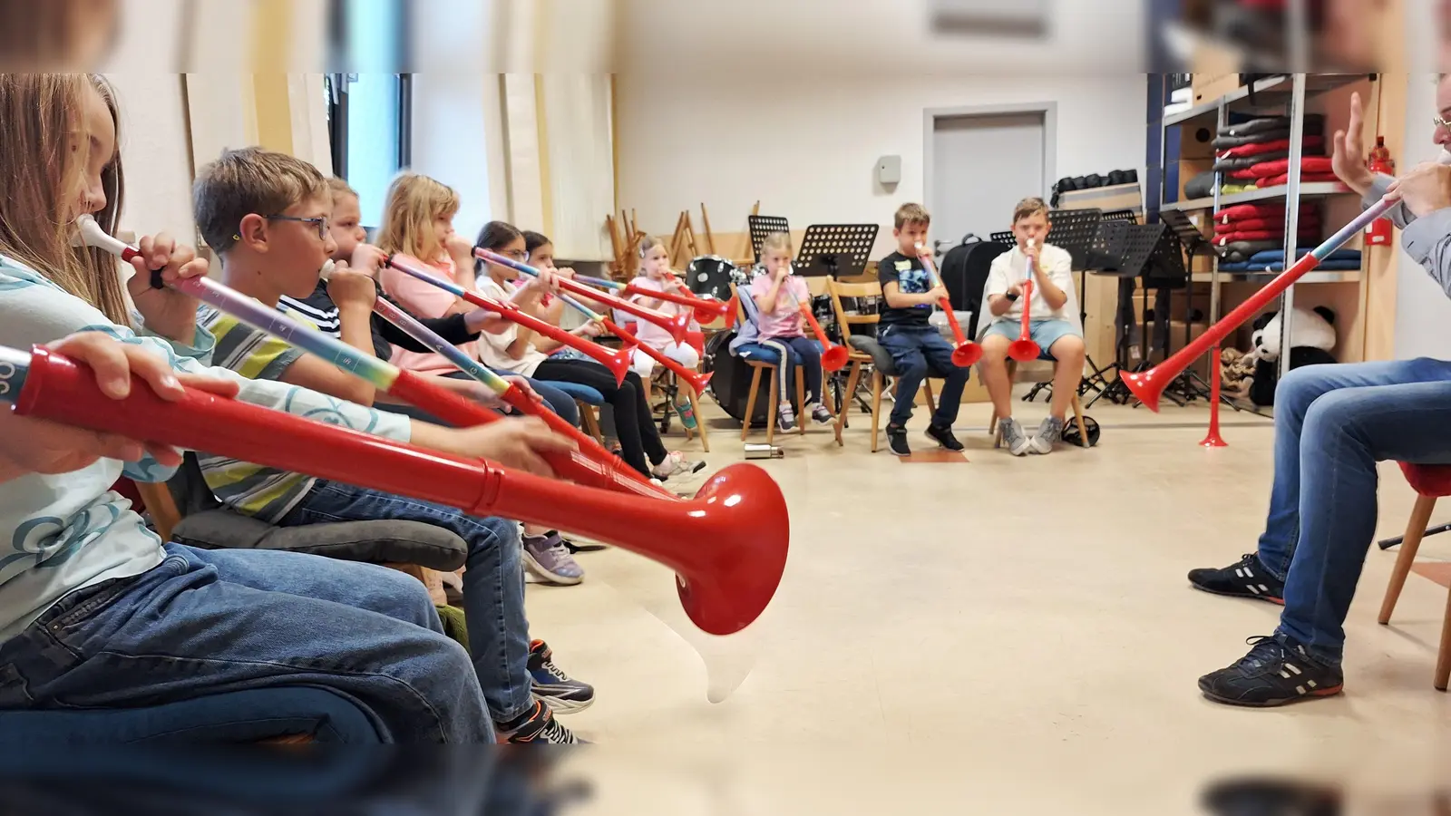 Mit dem pBuzz, einem posaunenähnlichen Instrument, musizierten die Kinder mit großer Begeisterung. (Bild: Jessica Müller)