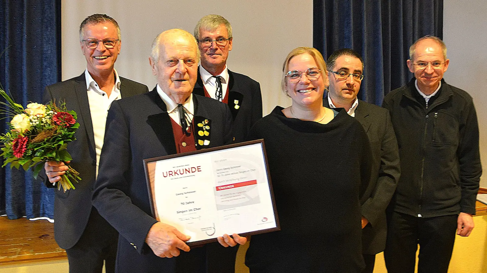 Das macht ihm so leicht keiner nach. Für 70 Jahre „Singen im Verein“, wurde Georg Schlosser, 2. v. li. geehrt. Es gratulierten v. li. Bürgermeister Hermann Falk, 2. Vorsitzender Sepp Falk, Chorleiterin Saskia Krügelstein, der Vertreter der Amberger Sängergruppe Christian Fink und Pfarrer Johann Hofmann. <br> (Bild: Fritz Dietl)