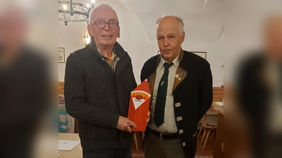 Gauschützenmeister Heiner Fraunholz (links) wurde ausgezeichnet von Scheiben- und Holznikolausmaler Josef Böller Schützengesellschaft „Edelweiß” (rechts). (Bild: Renate Daller)