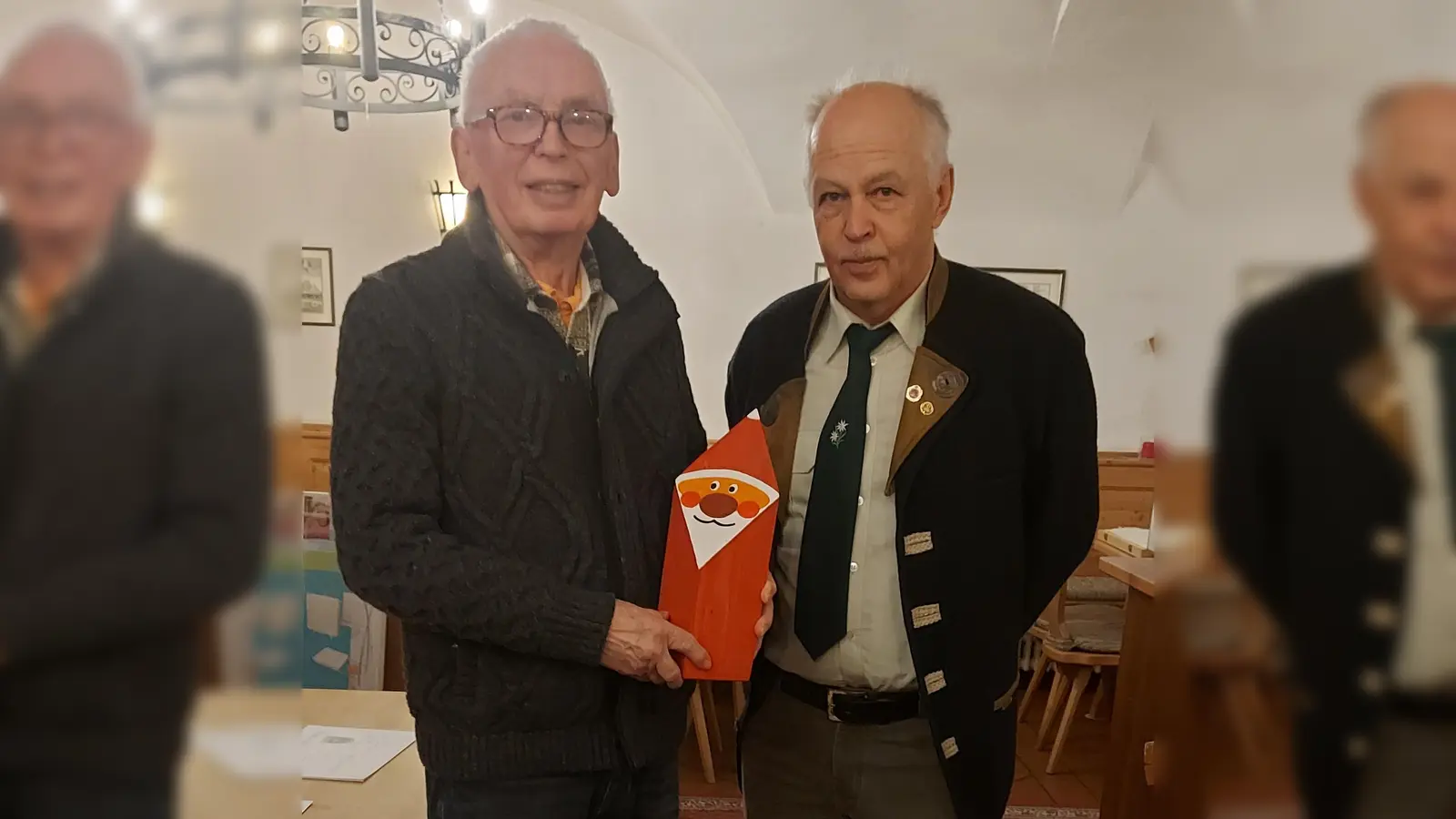 Gauschützenmeister Heiner Fraunholz (links) wurde ausgezeichnet von Scheiben- und Holznikolausmaler Josef Böller Schützengesellschaft „Edelweiß” (rechts). (Bild: Renate Daller)