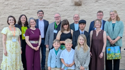 Bürgermeister Hans-Peter Schärl (hinten, 3.v.r.) mit MQ-Leiterin Birgit Plößner (hinten, l.), Thomas Herrmann (hinten, 3.v.l.), Sabrina Kalcher (vorne, l.), Bernhard Feil (hinten, 2.v.r.) sowie Juroren, Lehrern und Schülern der Gewinnerklassen des Malwettbewerbs bei der Vernissage. (Bild: Mirko Streich)