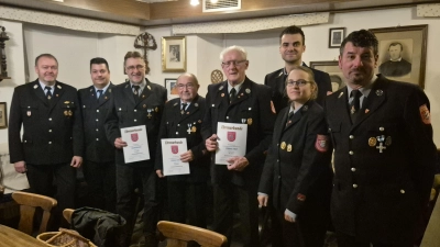 Von links nach rechts: 1. Kommandant Achim Stemp und 2.Kommandant Manuel Raab mit den Geehrten Rudolf Munker und Helmut Seberak (jeweils 50 Jahre Vereinszugehörigkeit) sowie Wilhelm Flierl (70 Jahre Vereinszugehörigkeit). Außerdem 2. Vorstand Tanja Wagner, 1. Vorstand Willibald Ebnet und Martin Brunner (hinten), der die Wahl zum Schriftführer annahm. (Bild: Markus Bauer  (FF Sieb))