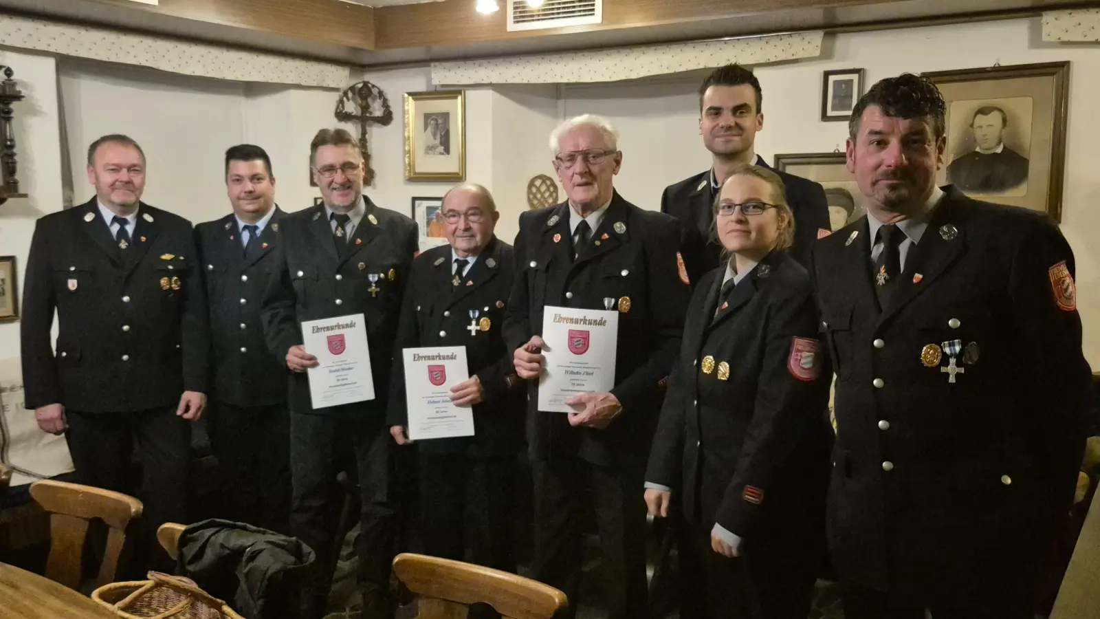Von links nach rechts: 1. Kommandant Achim Stemp und 2.Kommandant Manuel Raab mit den Geehrten Rudolf Munker und Helmut Seberak (jeweils 50 Jahre Vereinszugehörigkeit) sowie Wilhelm Flierl (70 Jahre Vereinszugehörigkeit). Außerdem 2. Vorstand Tanja Wagner, 1. Vorstand Willibald Ebnet und Martin Brunner (hinten), der die Wahl zum Schriftführer annahm. (Bild: Markus Bauer  (FF Sieb))