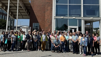 Die Kemnather Gartler waren von den riesigen Werkshallen und Flugzeugen bei Airbus schwer beeindruckt. Mehrmals konnten sie das Frachtflugzeug Beluga abfliegen und landen sehen. Es transportiert die Flugzeugteile zu den weltweit verteilten Montageorten. (Bild: Christine Rupprecht)