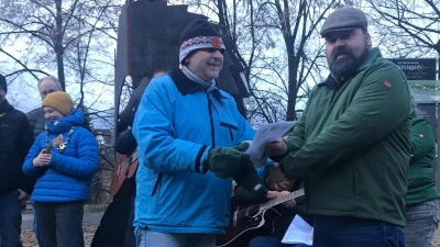 Helmut Richter übergibt den Antrag der Pfadfinderverbände für Ampelmännchen in Sulzbach-Rosenberg. (Bild: Bastian Kopczyk)