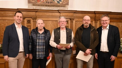 Die Geehrten gemeinsam mit dem ehemaligen OB Michael Cerny (1. von rechts) und BRK-Kreisgeschäftsführer Sebastian Schaller (1. von links) im Rahmen einer Feierstunde im Kleinen Rathaussaal. (Bild: Simon Hauck)