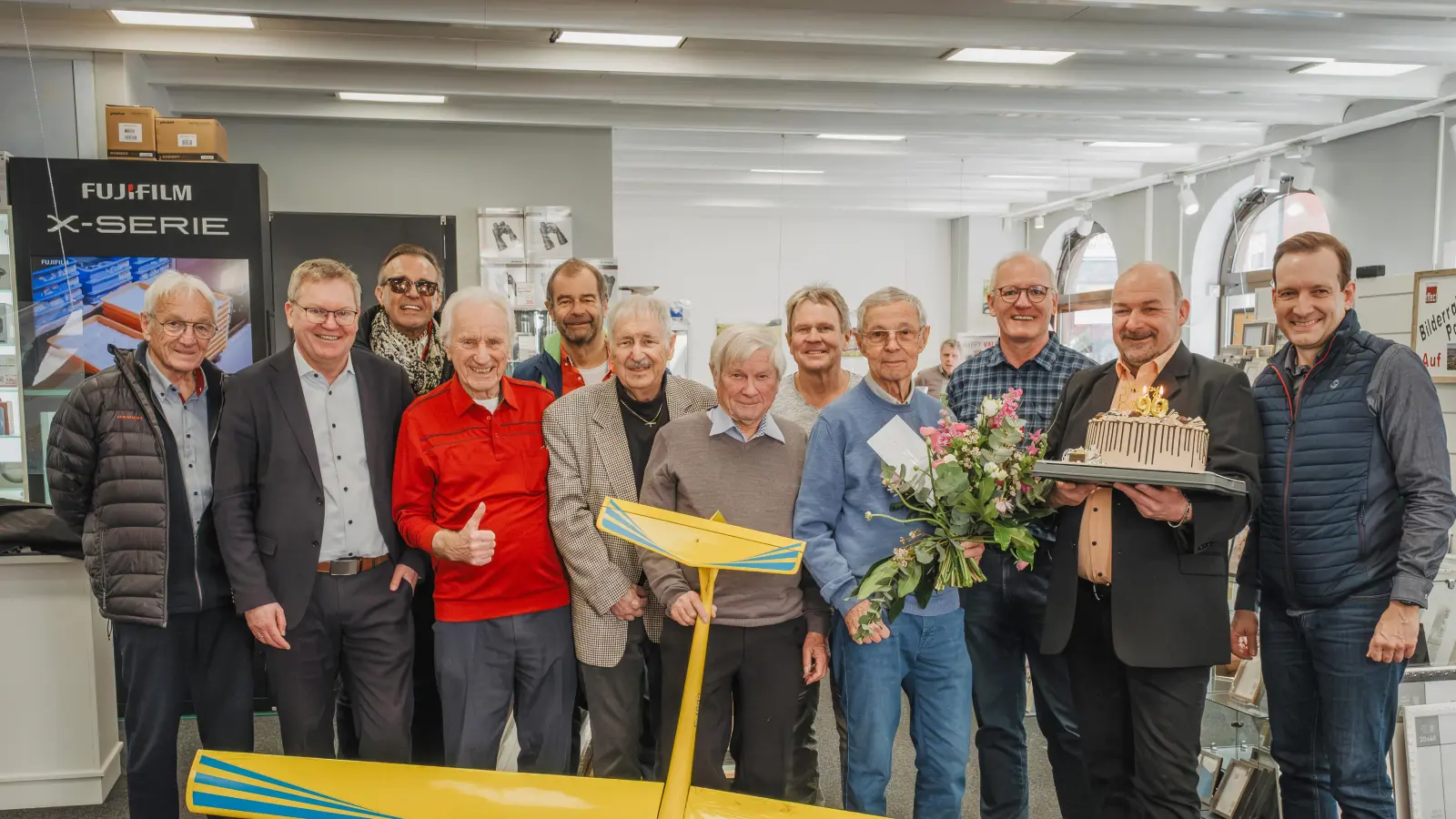 Zum 90. Geburtstag gratulierten dem ehemaligen Vorstand Jürgen Klein (vierter von links) neben dem aktuellen Vorsitzenden Pierre Lenk (zweiter von rechts) und Oberbürgermeister Michael Cerny (zweiter von links) viele weitere Piloten der Luftsportgruppe Amberg. (Bild: Conny Klein)