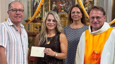 Eine „duftende” Spende für die Kirchenrenovierung der Pfarrkirche Maria Immaculata in Vohenstrauß.<br>Das Bild zeigt von links nach rechts: Werner Hanauer, KVW Vohenstrauß, Michaela Reger, Luise Feneis PGR Böhmischbruck, Dekan Alexander Hösl. (Bild: Gabriele Buchbinder (gabriele.buchbinder@web.de))