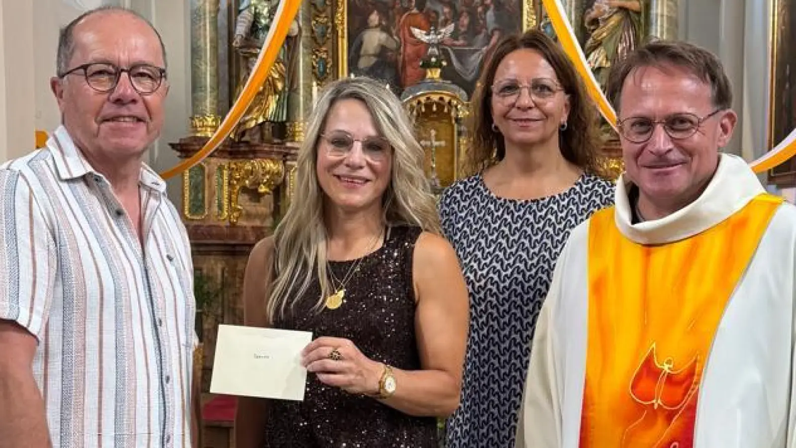 Eine „duftende” Spende für die Kirchenrenovierung der Pfarrkirche Maria Immaculata in Vohenstrauß.<br>Das Bild zeigt von links nach rechts: Werner Hanauer, KVW Vohenstrauß, Michaela Reger, Luise Feneis PGR Böhmischbruck, Dekan Alexander Hösl. (Bild: Gabriele Buchbinder (gabriele.buchbinder@web.de))