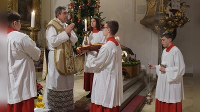 Pfarrer Max Früchtl dankt Gläubigen für kirchlichen Dienst und Mitarbeit. (Bild: Fred Lehner)