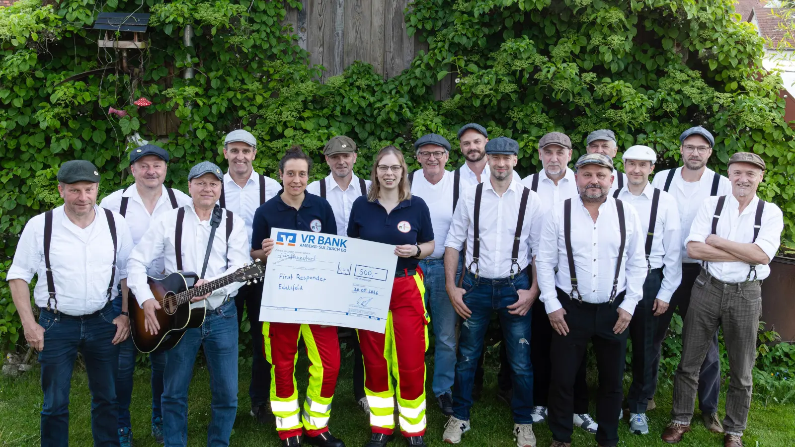 Gesangspiraten mit Herz: Der Guerillachor Engelsgleich übergibt 500 € an die Lebensretter aus Edelsfeld. (Bild: Klaus Schäfer)