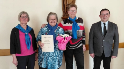 Im Bild von links nach rechts: Erna Weis, Erna Konrad, Waltraud Fichtner, Stadtpfarrer Konrad Amschl (Bild: Gaby Braunschläger)
