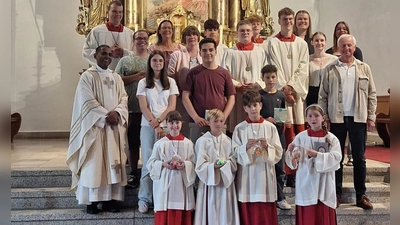 Pfr. Julius, die Organisatoren AK Minis Jasmin Beck und Franziska Lippert, die Oberminis Anna König, Sophia Beck, Viktoria Fenzl und Sebastian Daubner, die diensttuenden, die anwesenden ausscheidenden und die neuen Ministranten, PGR Sprecher Robert Bauer. (Bild: Helmut Greger)