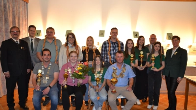 Der Schützenverein „Loisbachtal“ Heumaden ehrte seine Könige, Liesel, Polkalgewinner, Vereinsmeister und Sieger. Dazu gratulierte Schützenmeisterin Claudia Kraus und 2. Schützenmeister Stephan Wittmann (von rechts) sowie vom Sportschützen-Grenzgau Anton Hirnet und Sportleiter Johannes Hanauer (von links).<br> (Bild: Peter Garreiss)
