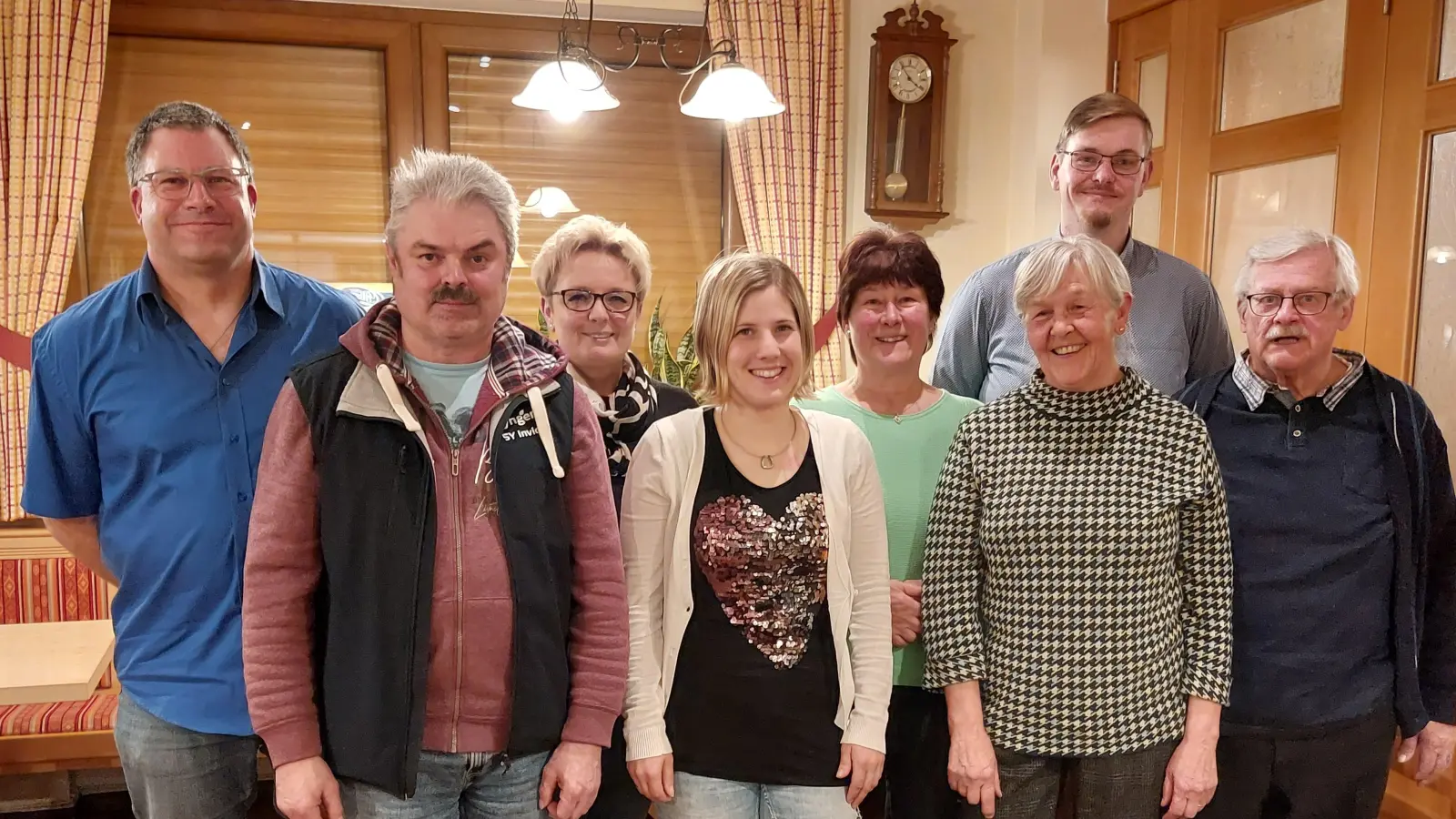 Andreas Ebnet (2. Vorstand), 3. Bürgermeister Josef Fleißer, Melanie Kellner (Kassenprüferin), Katharina Grundler (1. Vorstand), Erika Betz (Kassenprüferin), Monika Ermer (Schriftführerin), Daniel Biermeier (Kassier), Ambros Held (Beisitzer) -von links.  (Bild: Daniel Biermeier)