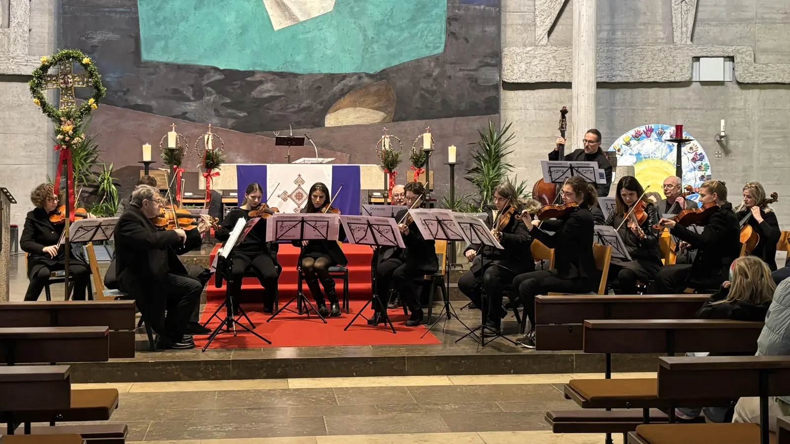 Das Pfreimder Streichorchester unter der Leitung von Winfried Siller (links) umrahmte die Andacht „Boot des Lebens” musikalisch. (Bild: Kerstin Kiener)