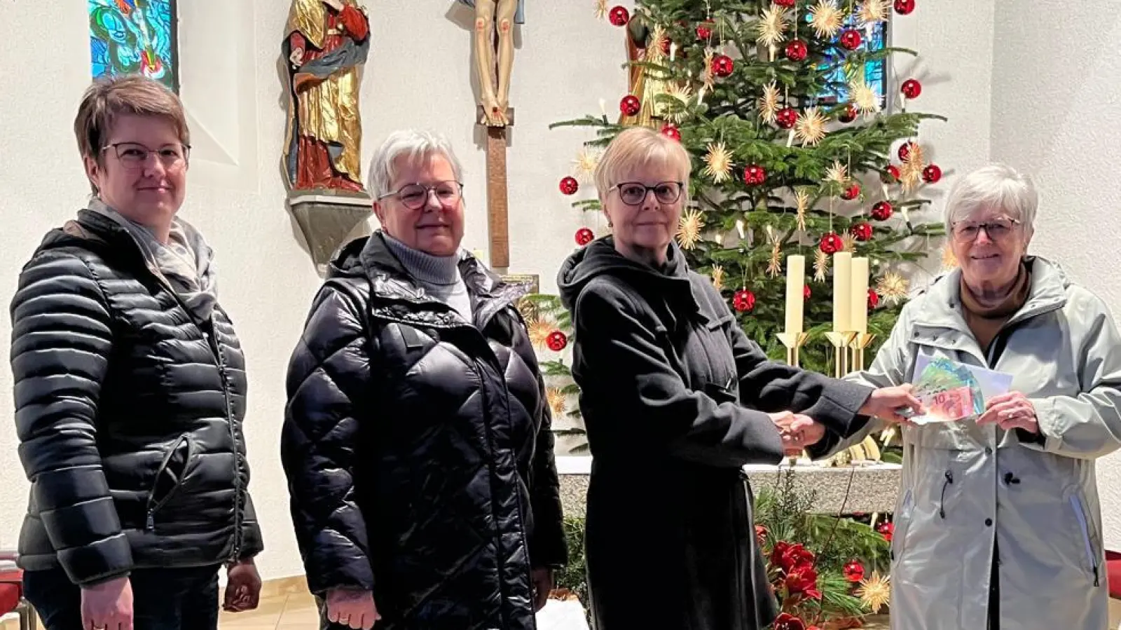 Von links nach rechts: Rosemarie Ernst - Seelsorgerat, Dagmar Müller - Kirchenverwaltung, Organisatorin Gabi Werner und Dr. Annemarie Schraml - Aktion Feuerkinder. (Bild: Gabriele Werner)