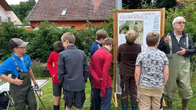 Hans Hermann Lier erklärt den Schülern das Leben im Wasser (Bild: Tina Koschemann)