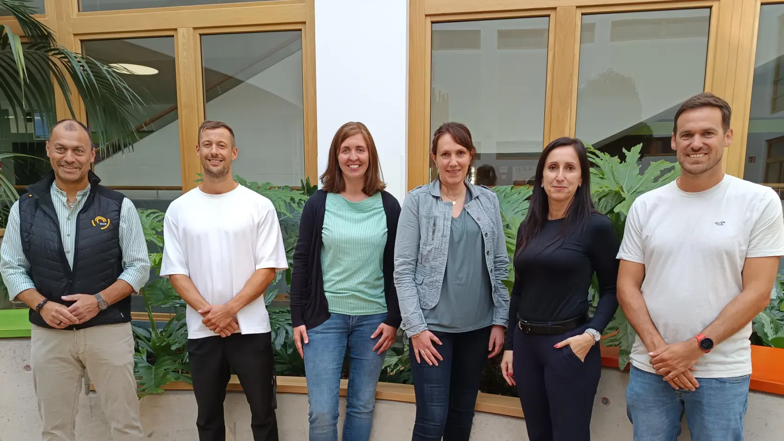 Realschuldirektor Martin Zimmermann (links) begrüßte in der Schuljahresanfangskonferenz die neuen Lehrerinnen und Lehrer an der Walter-Höllerer-Realschule. (Bild: Christian Langhans)