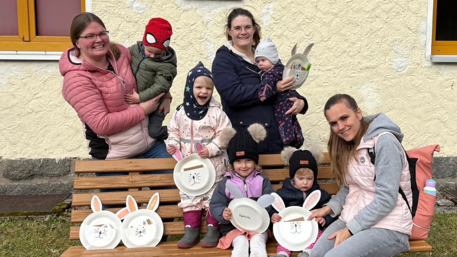 Teresa Schultes und Nadine Röckl (hinten links und rechts) hatten für die Kleinsten im Sportverein Trevesen lustige Osternester vorbereitet.  (Bild: Tanja Wegmann)